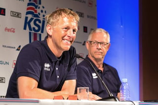 Heimir Hallgrimsson (i) y Lars Lagerback, entrenadores de Islandia. (AP)
