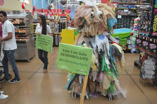 Actividad. Ayer, los universitarios y la Dirección de Medio Ambiente celebraron el Día Mundial sin Bolsas de Plástico. (ANGÉLICA SANDOVAL)