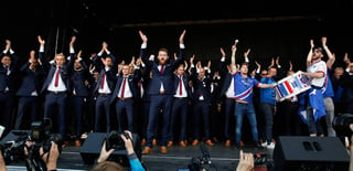 Los jugadores de Islandia y el cuerpo técnico realizaron el ritual de los aplausos a su llegada a Reykjavik, la capital del país, acompañados por su afición. (AP)