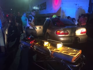 El aparatoso percance se registró aproximadamente a las 21:30 horas en la avenida Allende entre las calles Ramos Arizpe y Juan Antonio de la Fuente de la zona centro de Torreón. (ESPECIAL)