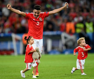 En rondas anteriores, los jugadores de Galés compartieron el festejo después de los juegos con sus hijos. 