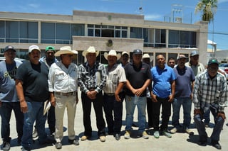 Inconformes. Integrantes de una asociación de productores se manifestaron ayer afuera de la presidencia de Matamoros. (GUADALUPE MIRANDA)