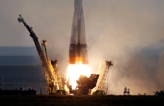 En esta ocasión, la Soyuz utiliza por primera vez algunos equipos mejorados, por lo que, por razones de seguridad, el viaje hasta la estación espacial llevará dos días en vez de seis horas como es usual. (EFE)