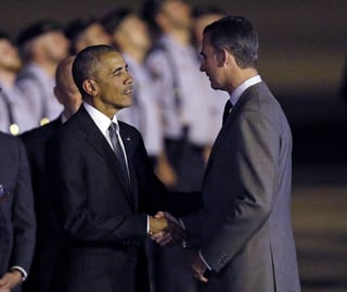 Barack Obama saluda al rey Felipe VI a su llegada a la base áerea de Torrejón en Madrid. (EFE)