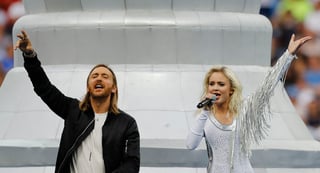 El Dj francés David Guetta interpretó en las tornamesas el tema oficial de la Eurocopa 2016, acompañado de la voz de la británica Zara Larsson. (AP) 
