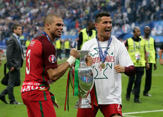 Cristiano Ronaldo celebra con su compañero de la selección portuguesa y del Real Madrid, Pepe (i). (AP)