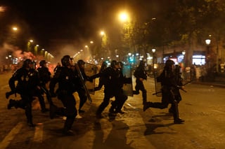 La Policía de París utilizó gas lacrimógeno para dispersar a un grupo de revoltosos en la zona debajo de la Torre Eiffel. 