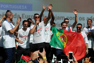 El delantero de Portugal, Cristiano Ronaldo (c) junto con sus compañeros celebran el título de campeones de la Eurocopa 2016. (AP)