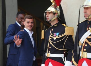 El delantero de Francia Antoine Griezmann a la salida del Palacio del Elíseo en París, donde los recibió el jefe del Estado, François Hollande. (AP)
