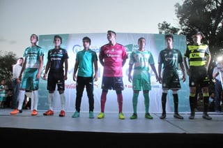 
La presentación del nuevo uniforme que portará Santos Laguna durante la temporada 2016 - 2017 de la Liga Mx y Copa Mx se llevó de manera simultánea en 7 ciudades de Coahuila y Durango.
