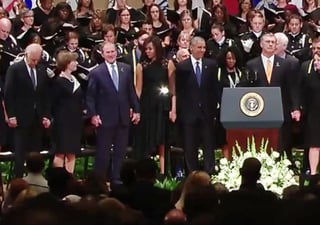 Bush acaparó la atención durante el funeral. (YOUTUBE)
