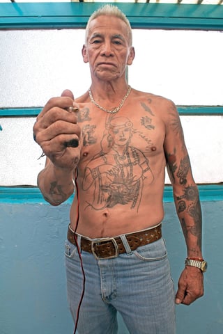 Su amor. Don Tito porta con orgullo el tatuaje de una nativa siux, en recuerdo de la mujer que le dio su primer hijo. 