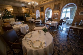Vista del interior del restaurante tres estrellas Michelin 'L'Auberge du Pont', del chef francés Paul Bocuse, en Lyon, Francia. (EFE)