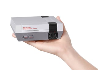 El dispositivo luce prácticamente idéntico al NES original, solo que más pequeño. Se podrá conectar directamente a las televisiones de alta definición. (ESPECIAL)
