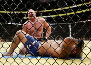 Brock Lesnar derrotó por decisión unánime a Mark Hunt el sábado pasado en la cartelera del UFC 200. (AP)