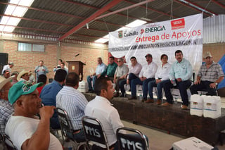 Apoyo. Los productores de La Laguna de Coahuila, recibieron el apoyo para el combate a las plagas en sus cultivos. (MARY VÁZQUEZ)