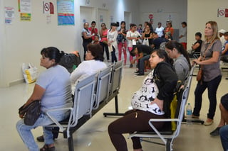 Saturado. Pacientes deben esperar varias horas antes de encontrar una silla en la sala de urgencias del Hospital General, mismo que tiene solamente un médico de guardia desde hace tres semanas.