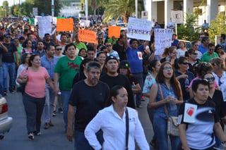 Se incita a los asistentes a llevar letreros, lonas y pancartas con mensajes de apoyo para los docentes en su lucha por todo el país. (ARCHIVO)