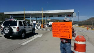 Con diferentes pancartas se manifestaron en la salida a Mazatlán. (EL SIGLO DE TORREÓN)
