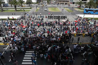 Aficionados del Independiente del Valle hacen fila para obtener el preciado boleto del juego de ida de la final de la Copa Libertadores. (AP)
