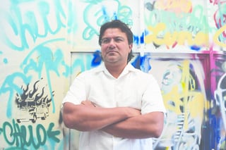 El autor. El artista oaxaqueño Demián Flores, será el encargado de la elaboración del mural de gran formato que será ubicado en el complejo cultural de La Jabonera, que trabajará con artistas locales. 