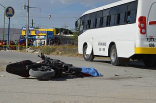 Tragedia. Un joven de 24 años murió al estrellarse en su moto contra un camión de ruta. (EL SIGLO DE TORREÓN) 
