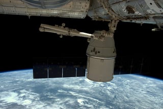 Durante las próximas cinco semanas, la tripulación de la Estación Espacial Internacional sacará la carga de la cápsula Dragón y volverá a llenar la nave con mercancía. (ARCHIVO)