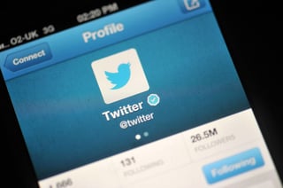 Las cuentas verificadas permiten identificar los individuos y las organizaciones clave en Twitter como auténticos, y se indican mediante un icono distintivo azul. (ARCHIVO)