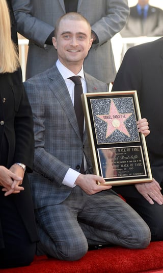 El actor británico Daniel Radcliffe posa con una replica de su estrella en el Paseo de la Fama. (EFE)