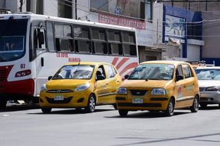 Desconcierto. Taxistas están a la espera de que empiecen a trabajar los vehículos de Uber. (EL SIGLO DE TORREÓN)