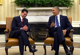 Encuentro. Enrique Peña y Barack Obama bromean durante su encuentro de ayer en el Despacho Oval de la Casa Blanca. (AP) 