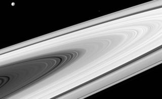 Muestra los anillos principales de Saturno junto con sus lunas que son mucho más brillantes que la mayoría de las estrellas. (ESPECIAL)