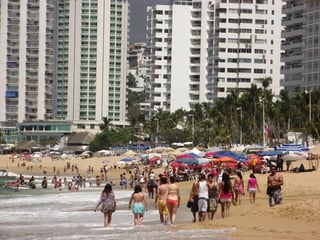 Respuesta. Los turistas siguen llegando a Acapulco para disfrutar sus vacaciones de verano.