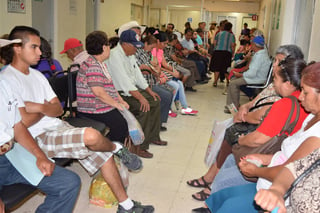 Rebasado. El Hospital Rural, ya no tiene capacidad para atender el número de derechohabientes de Matamoros y Viesca.