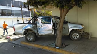 El conductor de una camioneta tipo pick up, marca Toyota, viajaba de norte a sur por la calle Rodríguez, al llegar a la Allende no realizó el alto que le correspondía y siguió de largo. (EL SIGLO DE TORREÓN)