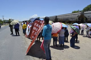 Protesta. Habitantes de varias comunidades frente al ejido Luján tomaron la vía a Tlahualilo para exigir soluciones a problemas. (EL SIGLO DE TORREÓN)