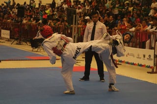 La semifinal de la lagunera Bremia Iglesias ante la taekwondoín de la Ciudad de México, tuvo que definirse hasta el tiempo extra. (Cortesía IED)