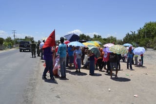 Bloqueo. Habitantes del ejido Luján y cercanos, tomaron la carretera a Tlahualilo, para exigir soluciones a las autoridades. (EL SIGLO DE TORREÓN)