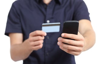 Podrán realizar transacciones con tarjetas de crédito, débito y prepago desde un celular inteligente, mediante la plataforma Mercado Pago Point. (ARCHIVO)