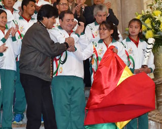 El presidente de Bolivia, Evo Morales (c), entrega la bandera boliviana a la deportista Ángela Castro (2d). (EFE)