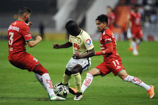 Carlos Darwin Quintero entre dos jugadores rivales. (Jam Media)