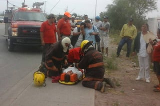 Auxilio. Al llegar los bomberos al lugar del accidente, auxiliaron también a las mujeres lesionadas. (CORTESÍA)