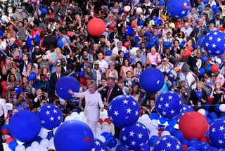 Celebración. Demócratas celebraron a Clinton tras aceptar su candidatura a la presidencia. 