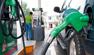 El precio de la gasolina Magna, que a partir del 1 de agosto estará en 13.96 pesos por litro, podría subir dos centavos más durante el resto del año, mientras que el de la Premium se ubicará en 14.81 pesos, que ya es su nivel máximo. (ARCHIVO)