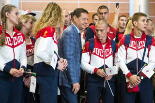 El Presidente del Comité Olímpico Ruso, Alexander Zhúkov junto a parte de la delegación olímpica de su país. (AP)