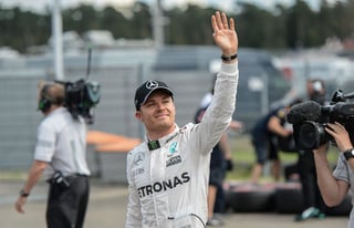Rosberg firmó la vigésima séptima 'pole' de su carrera en Fórmula Uno al cubrir los 4.574 metros de la pista germana en un minuto, catorce segundos y 363 milésimas. (EFE) 

