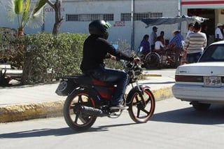 Campaña.  Durante un mes se concientizó a los motociclistas sobre el uso del casco de seguridad. (ARCHIVO)
