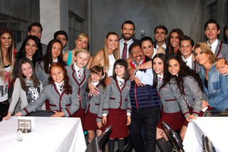 El productor ofreció un pequeño convivió a su equipo en el foro 15 de Televisa San Ángel, en donde todos disfrutaron de una 'taquiza', cortesía de Carmen Salinas. (NOTIMEX)