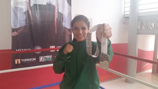 Elizabeth Chávez mostró orgullosa su presea de subcampeona. Lagunera feliz por su medalla de plata