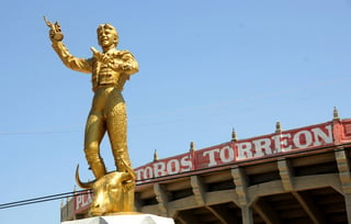 La estatua del inolvidable matador de toros lagunero Valente Arellano es el punto de reunión para rendirle su memorial anual. (Archivo)